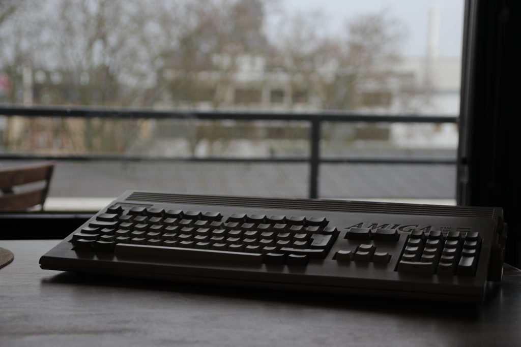 Amiga 1200 auf Tisch